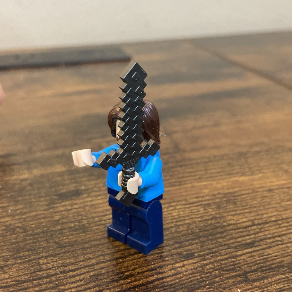 LEGO 21272 / 21273 A Minecraft Movie Steve Minifigure (Jack Black) w/ Sword - Picture 2 of 6